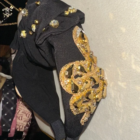 Chunky, Elegant Black Headband with Exaggerated, Gold Embellishments - Picture 5 of 5